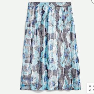 Pleated midi skirt in metallic-floral print jacquard
Item AJ975